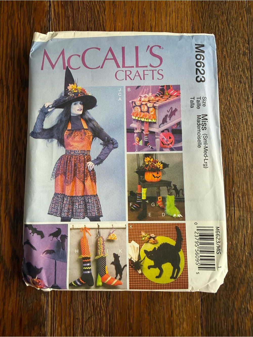 New McCall's Halloween Sewing Pattern Apron, Table Runner, Gloves, Chair Decor